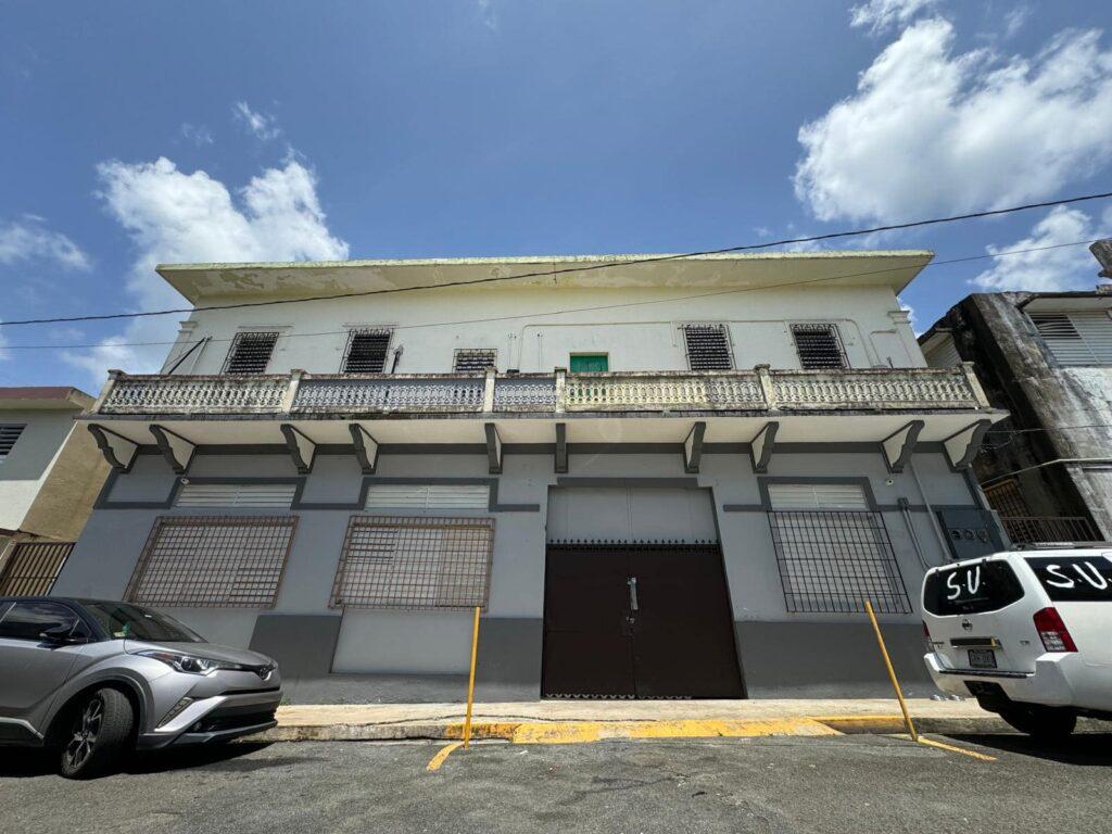 Renta Comercial en el corazón de Juncos Pueblo específicamente en la calle Julián Hernández.